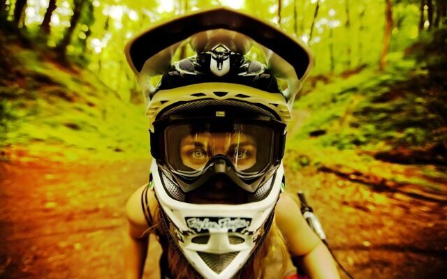 forest-women-vehicle-closeup-helmet-clothing-Downhill-mountain-biking-costume-games-mountain-bike-freeride-mountain-biking-141202